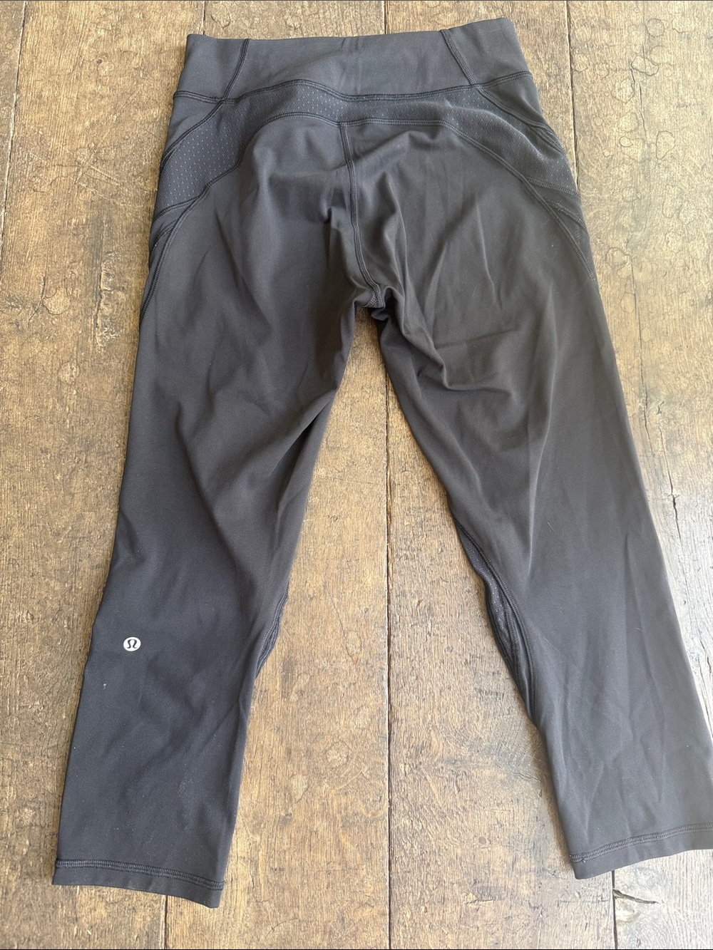 Lululemon Black Cropped sz 8 Leggings with mesh detailing